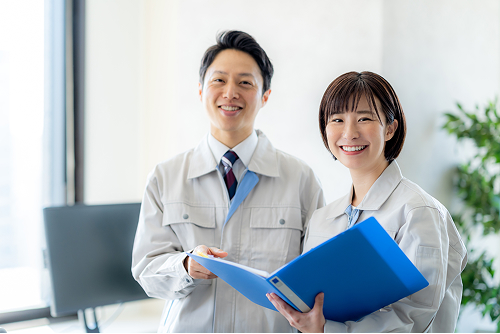 作業着姿の笑顔の男女