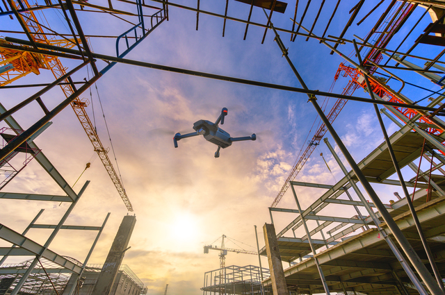 工事現場を飛ぶドローンのイメージ